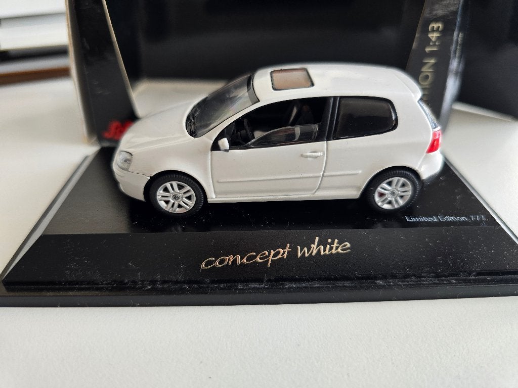 Volkswagen Golf 5 , wit 1/43, Hobby en Vrije tijd, Modelauto's | 1:43, Ophalen of Verzenden, Nieuw, Auto, Schuco