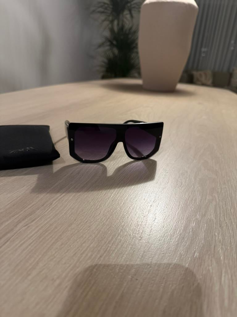 Zara zonnebril met koker zo goed als nieuw, Ophalen of Verzenden, Zo goed als nieuw, Zwart, Overige merken