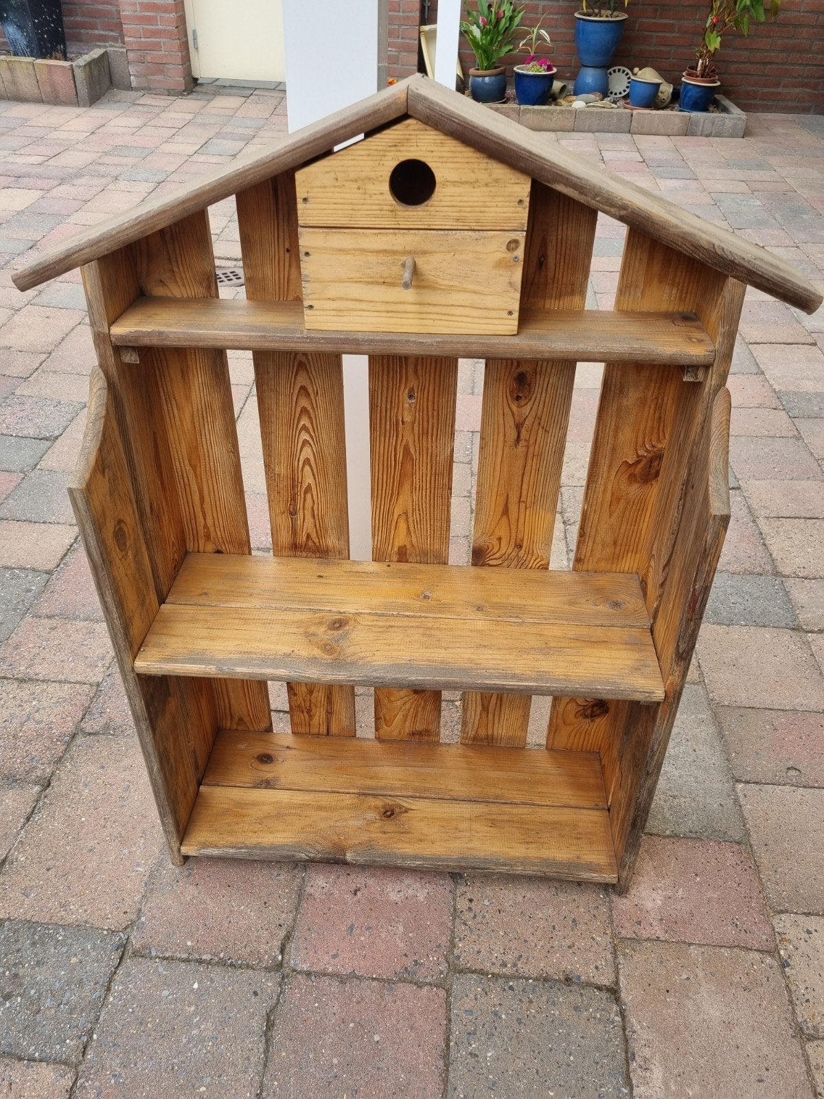 Leuke wanddecoratie gemaakt van vurenhout met vogelhuisje., Ophalen