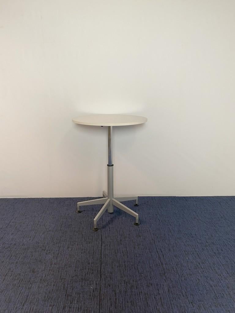 Zit/sta ronde vergadertafel Steelcase, diameter 80 cm., Ophalen, In hoogte verstelbaar, Gebruikt, Zit-sta bureau