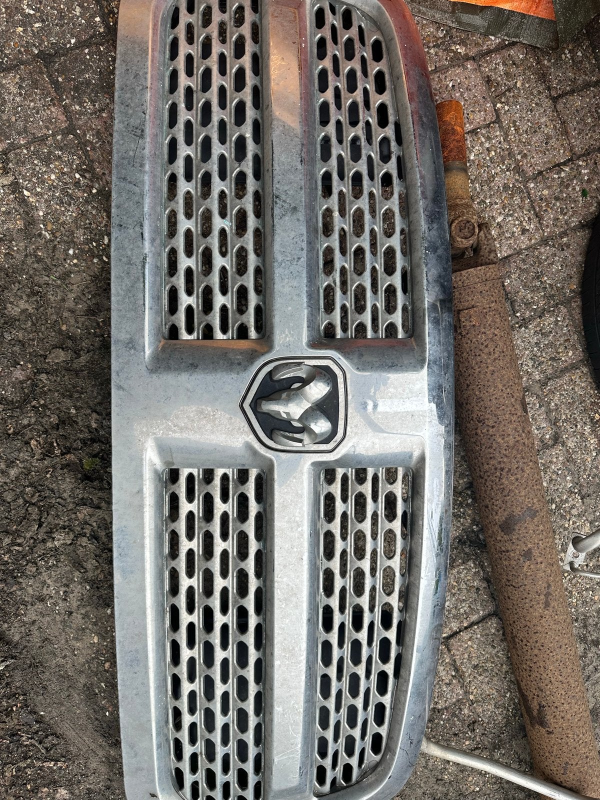 Grille Dodge Ram 1500 - Origineel en Gebruikt, Auto-onderdelen, Ophalen of Verzenden, Gebruikt, Voor, Dodge