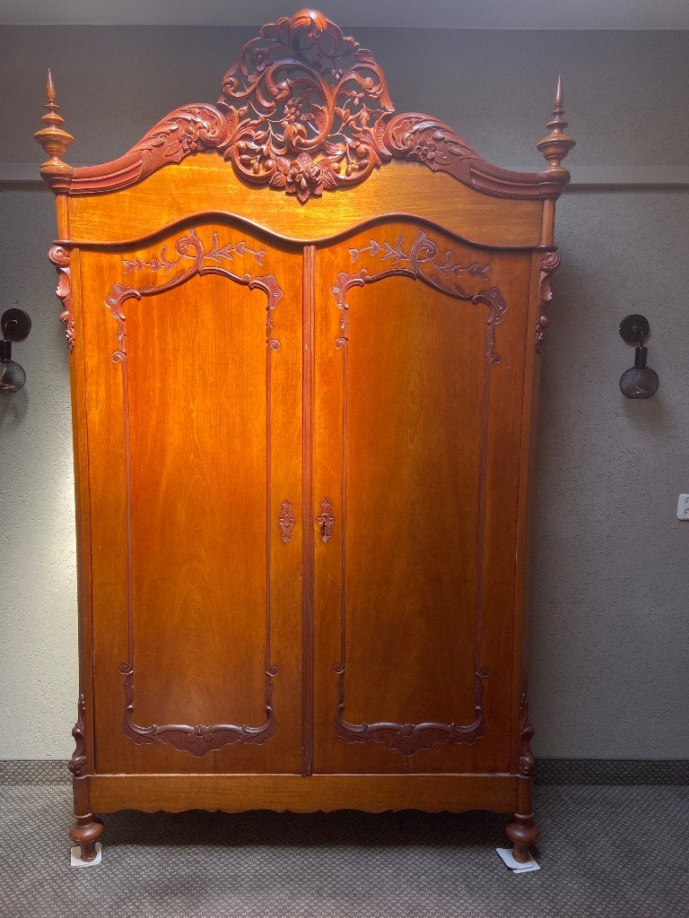 Antieke koof kast, Ophalen
