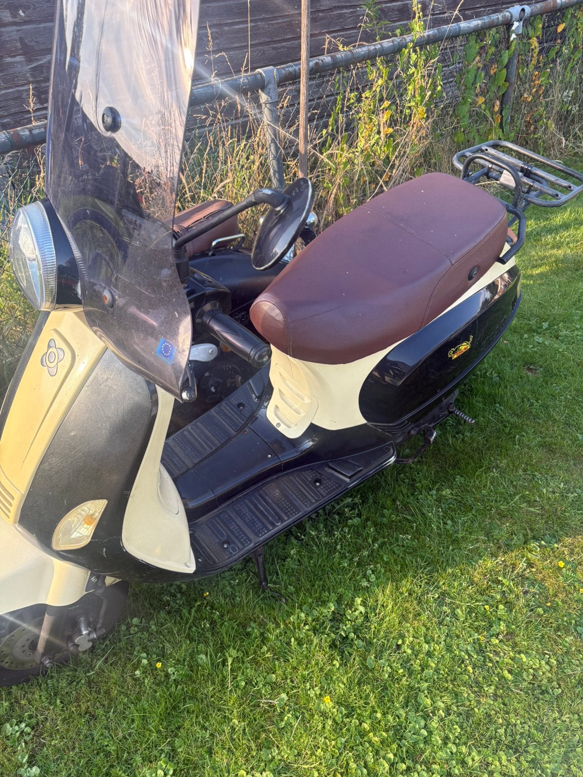 Btc Riva scooter, Fietsen en Brommers, Snorfietsen en Snorscooters, Ophalen of Verzenden, Zo goed als nieuw, Benzine, Overige merken