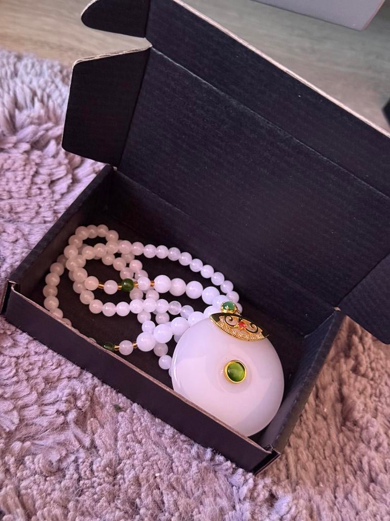 Real white jade necklace with pendant and box, Ophalen of Verzenden, Zo goed als nieuw, Minder dan 50 cm