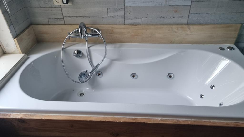 Wit ligbad met whirlpool functie, inclusief kraan, Ophalen, Gebruikt, Bad