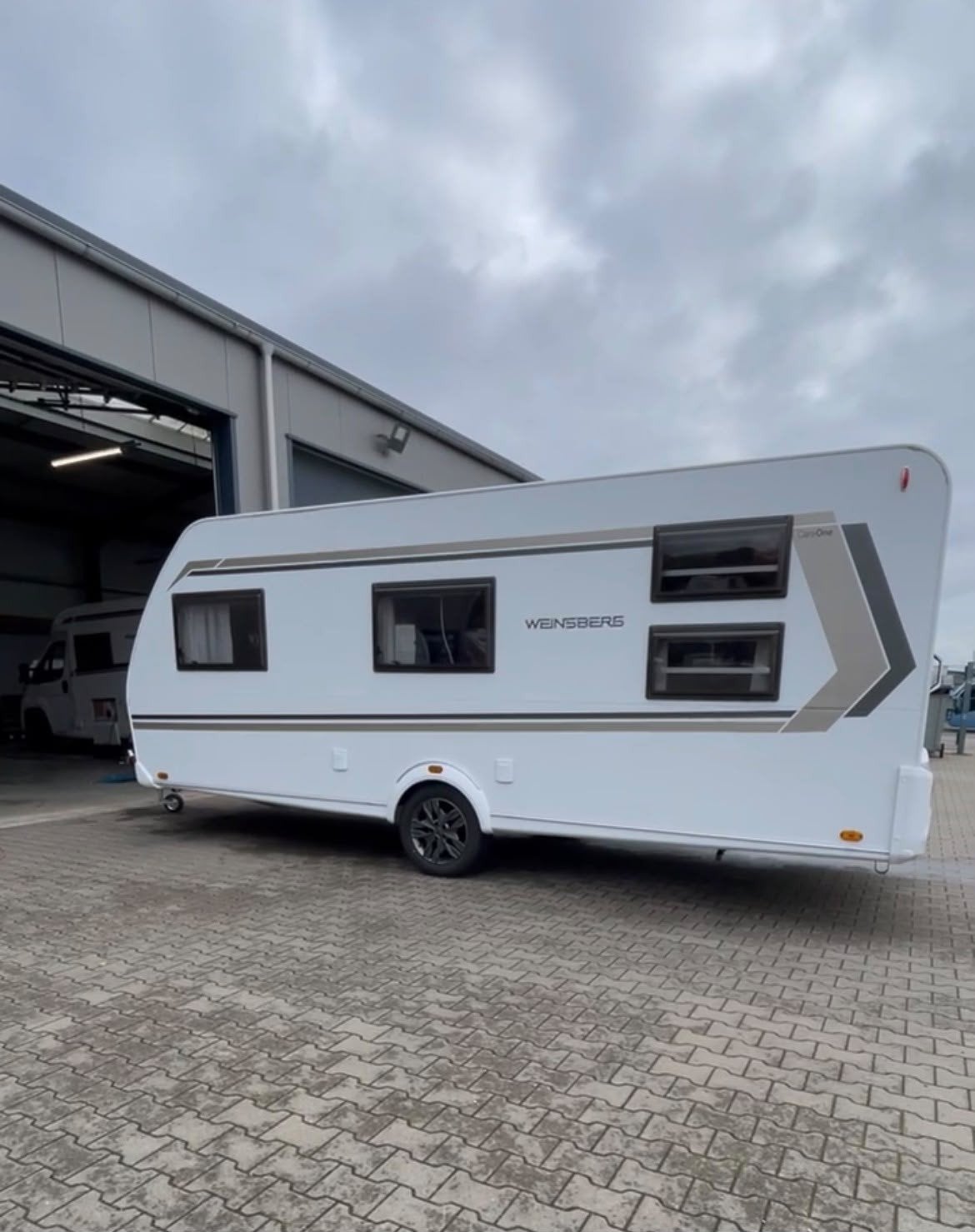 Weinsberg CaraOne 550 QDK | 2022 | 1.700 kg | Veel accessoir, Caravans en Kamperen, Overige merken, Particulier, Vast bed, Tot en met 5