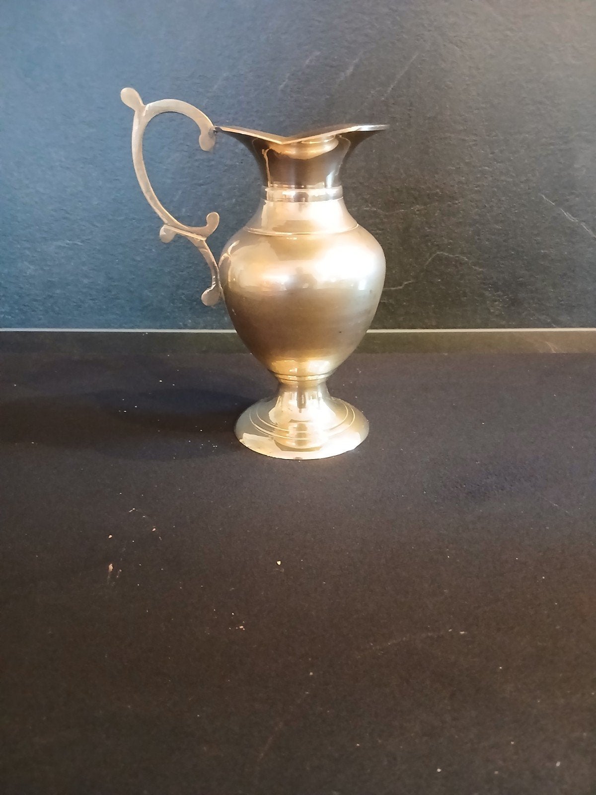 Vintage messing kan/vaas met sierlijk handvat, Ophalen of Verzenden