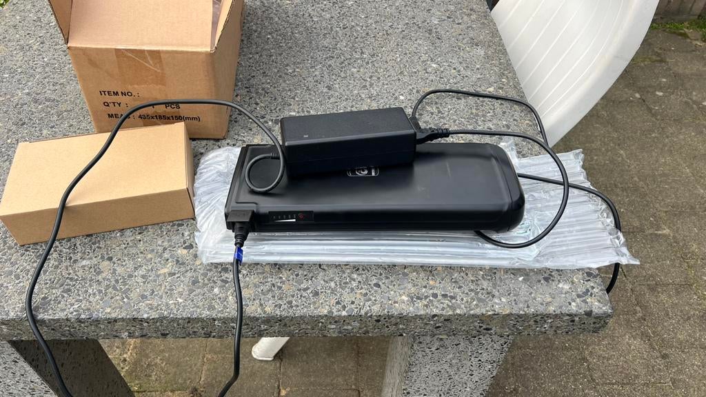 5 pins lader met batterij deze moet gereviseerd worden !!, Ophalen, Gebruikt