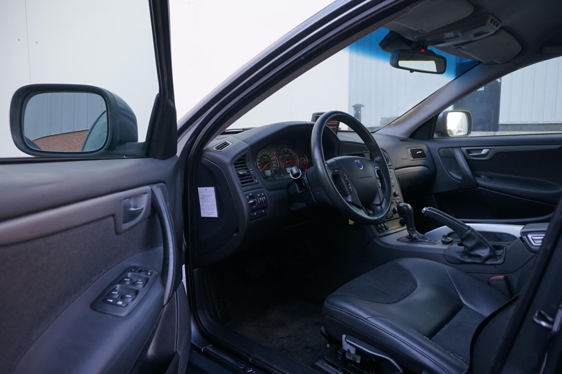 Volvo XC70 2.5 T Momentum | 2006 | Automaat | 7 persoons |, Auto's, Automaat, Dealer onderhouden, 2521 cc, Origineel Nederlands