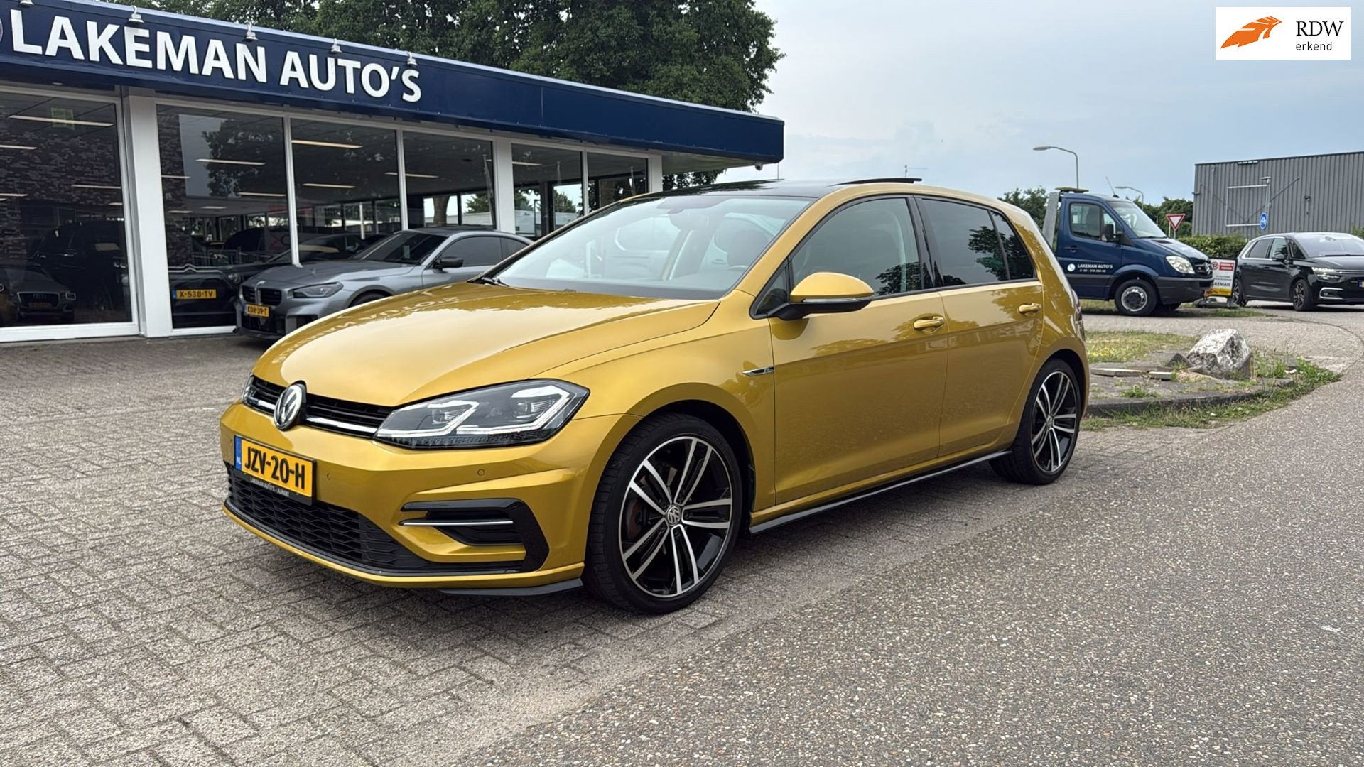Volkswagen GOLF 1.5 TSI Highline Business R Pano Navi Automa, Auto's, Euro 6, 4 cilinders, 150 pk, Geel