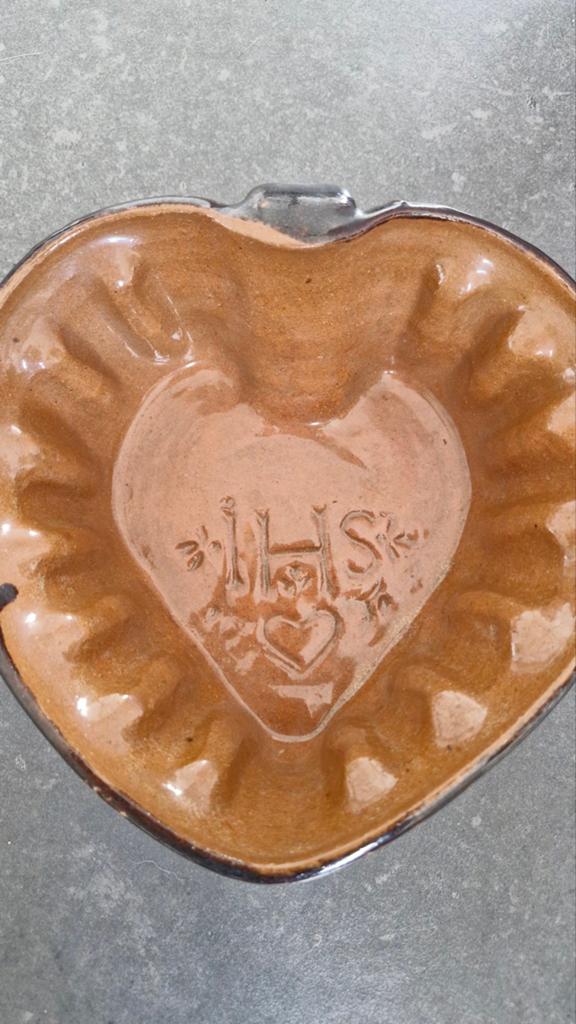 Antieke hartvormige puddingvorm met IHS-monogram, Antiek en Kunst, Ophalen of Verzenden