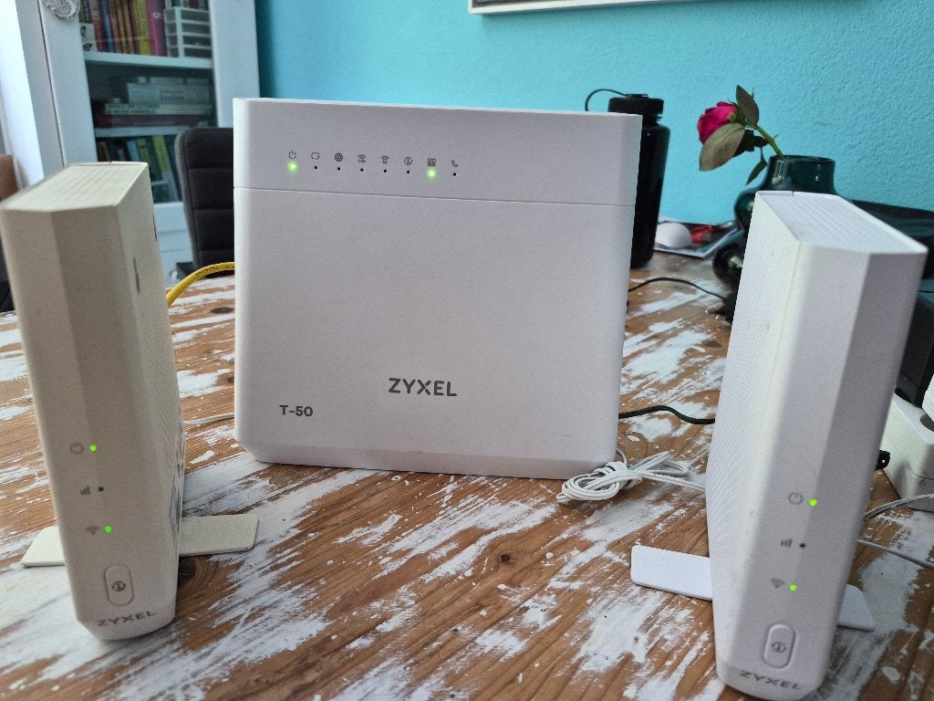 Zyxel T-50 Router met 2 WiFi Boosters, Computers en Software, Routers en Modems, Zo goed als nieuw, Router, Ophalen of Verzenden