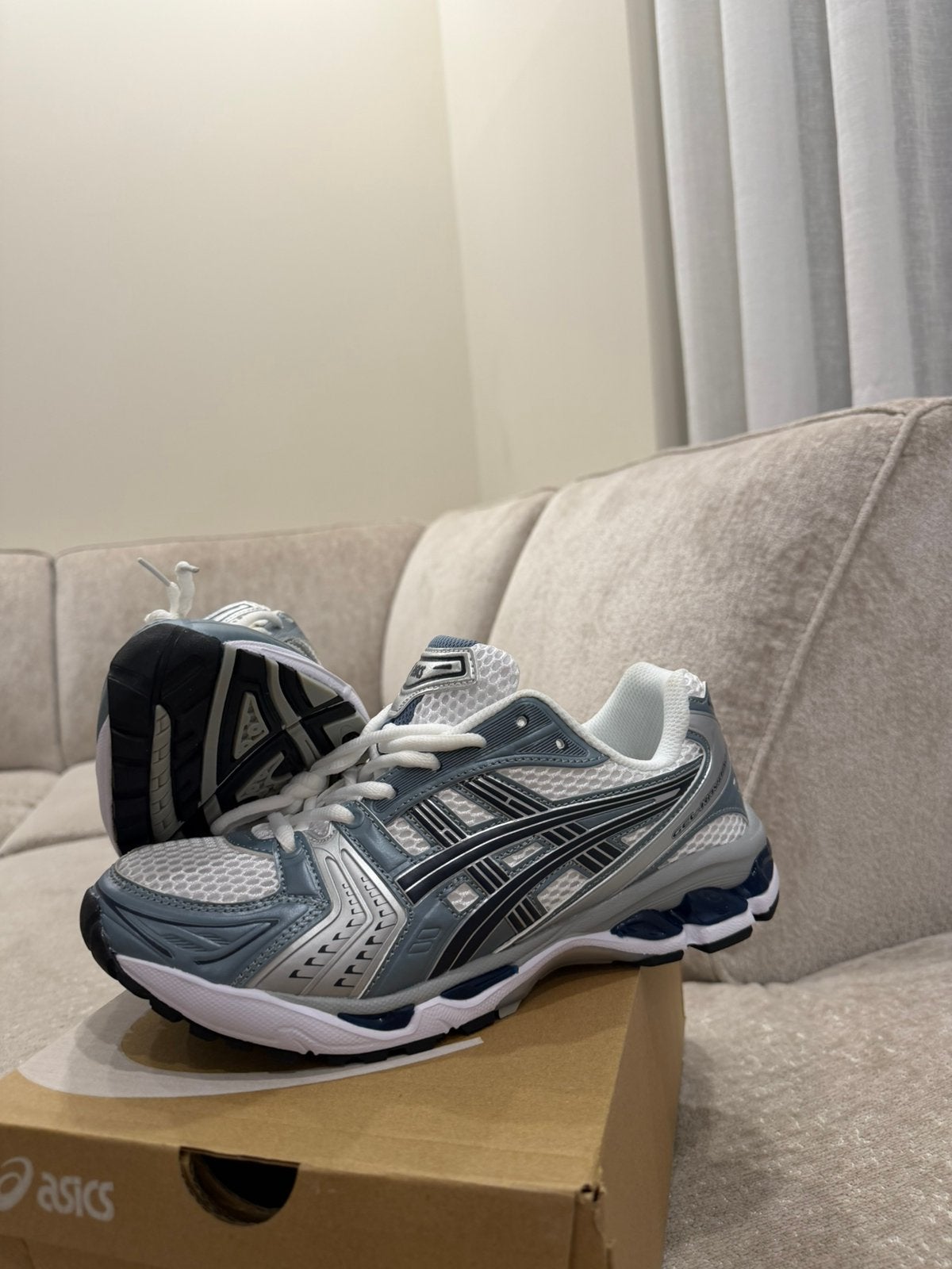 • NIEUWE • ASICS SCHOENEN, Ophalen of Verzenden, Zo goed als nieuw, Sportschoenen