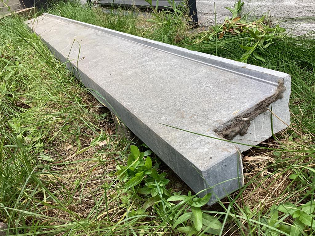 Waterslag dorpel belgisch blauwsteen hardsteen natuursteen, Doe-het-zelf en Verbouw, Ophalen, Zo goed als nieuw