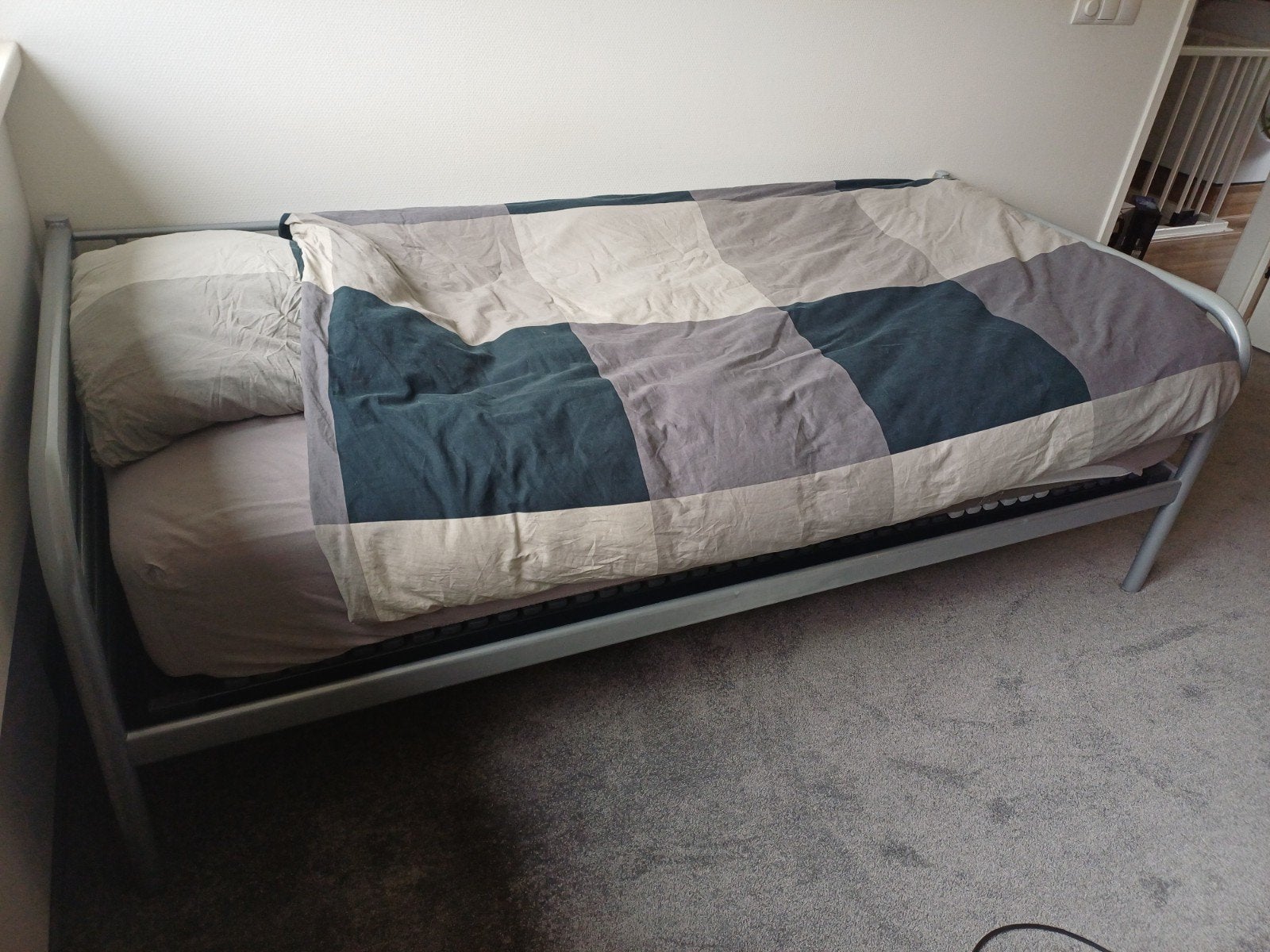 Eenpersoonsbed met metalen frame en lattenbodem, Ophalen, Gebruikt, 90 cm, Eenpersoons