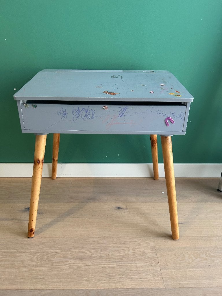 Retro kinder bureau grijs met houten pootjes, Ophalen, Gebruikt, Tafel(s)
