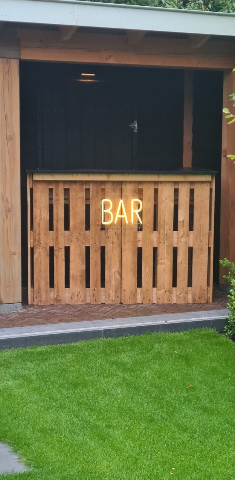 Houten buitenbar van pallets met neon BAR-bord, Ophalen, Gebruikt