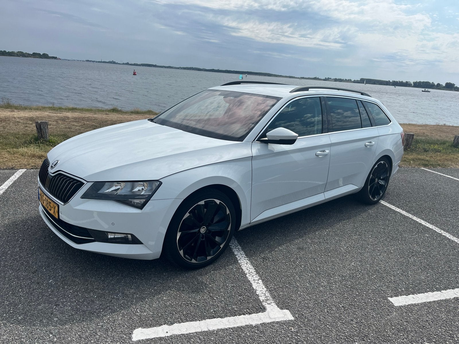 Skoda Superb 1.6TDI 88KW Combi My15 2017 Wit, Auto's, Skoda, 4 cilinders, Wit, Origineel Nederlands, 154 €/maand