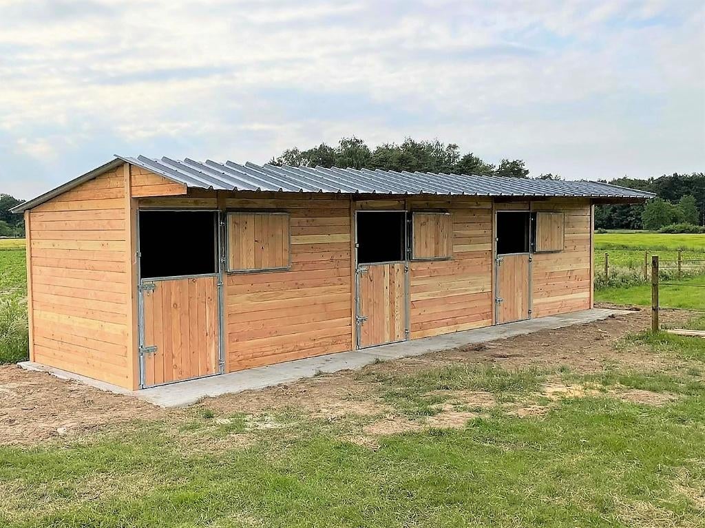 3 stallen in massief Douglashout met Gegalvaniseerde deuren, Stalling, 2 of 3 paarden of pony's