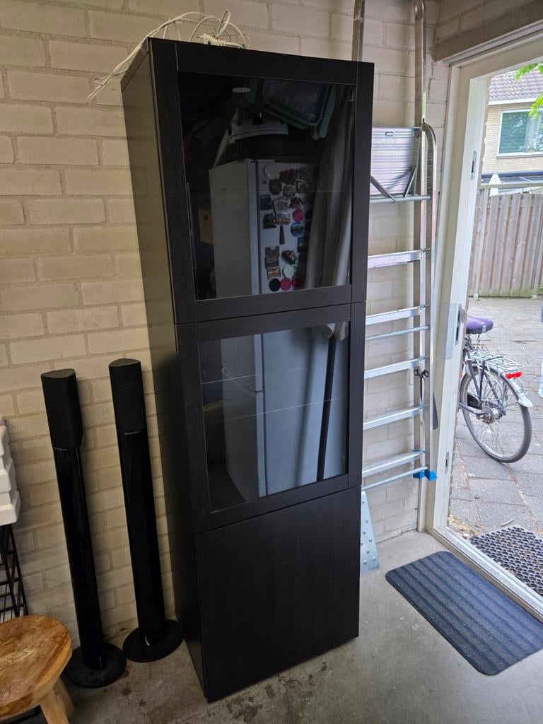 Ikea Besta hoge vitrinekast met verlichting, Ophalen, Met deur(en), 50 tot 100 cm, Zo goed als nieuw