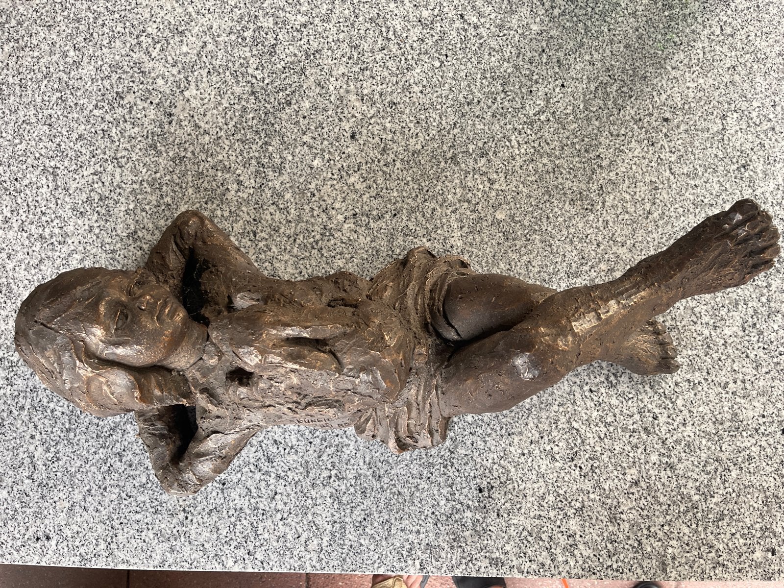 Bronzen beeld van slapend kind, gesigneerd SKUNEN, Overige onderwerpen, Ophalen of Verzenden, Brons, Beeld
