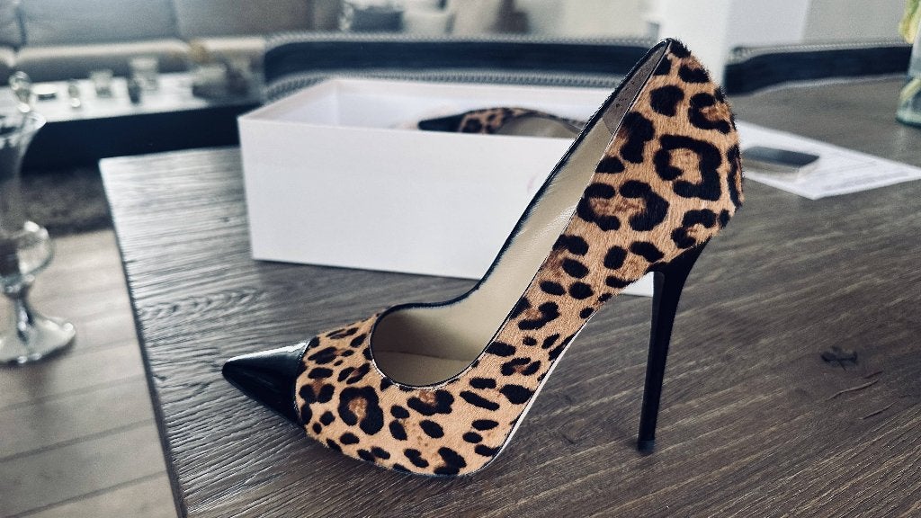 Jimmy Choo  leopard print. 37.5, Overige kleuren, Jimmy choo, Ophalen of Verzenden, Zo goed als nieuw