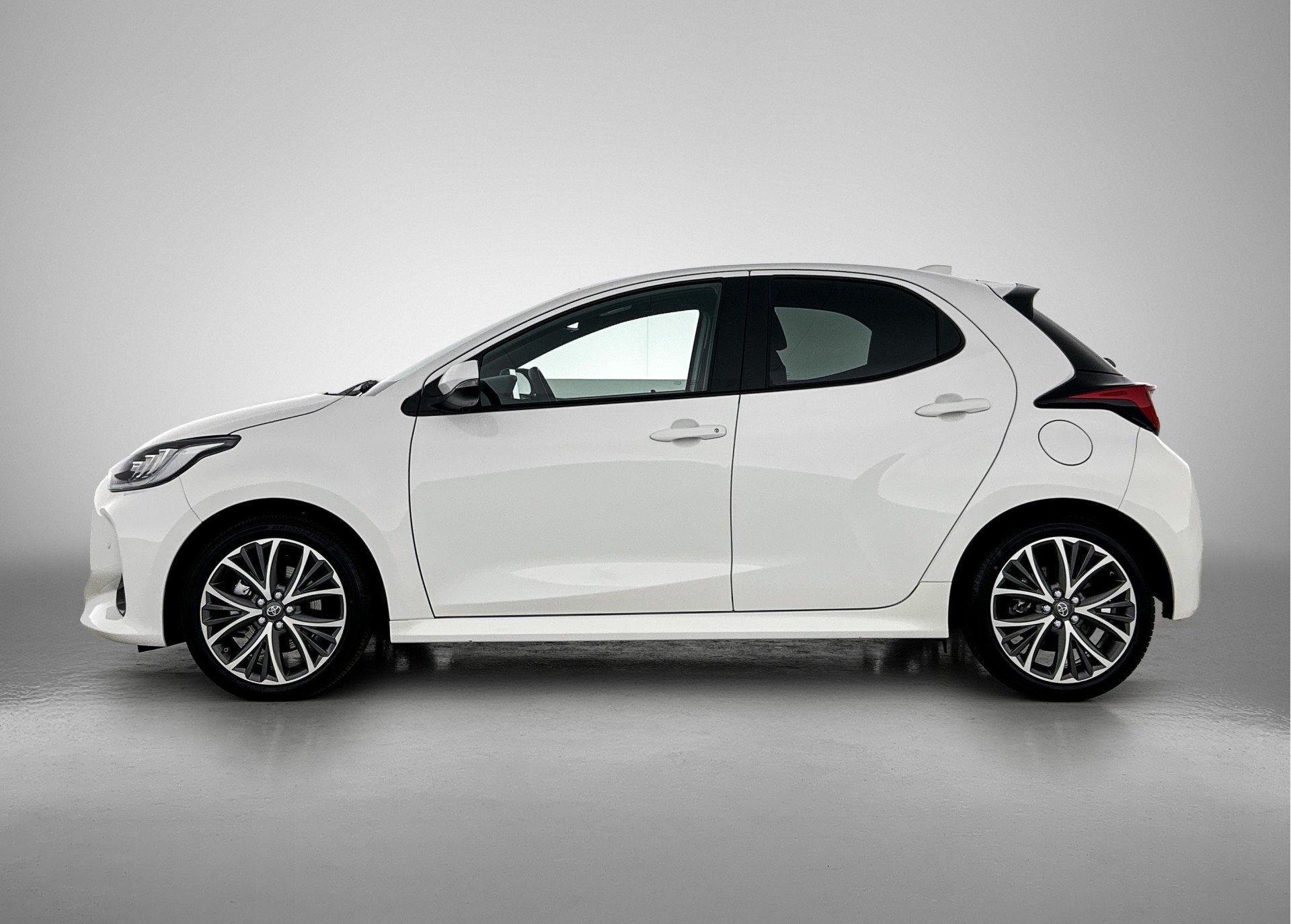 Toyota Yaris 1.5 Hybrid 130 Executive | BTW Voertuig | Stoel, 450 kg, Gebruikt, Wit, 1125 kg