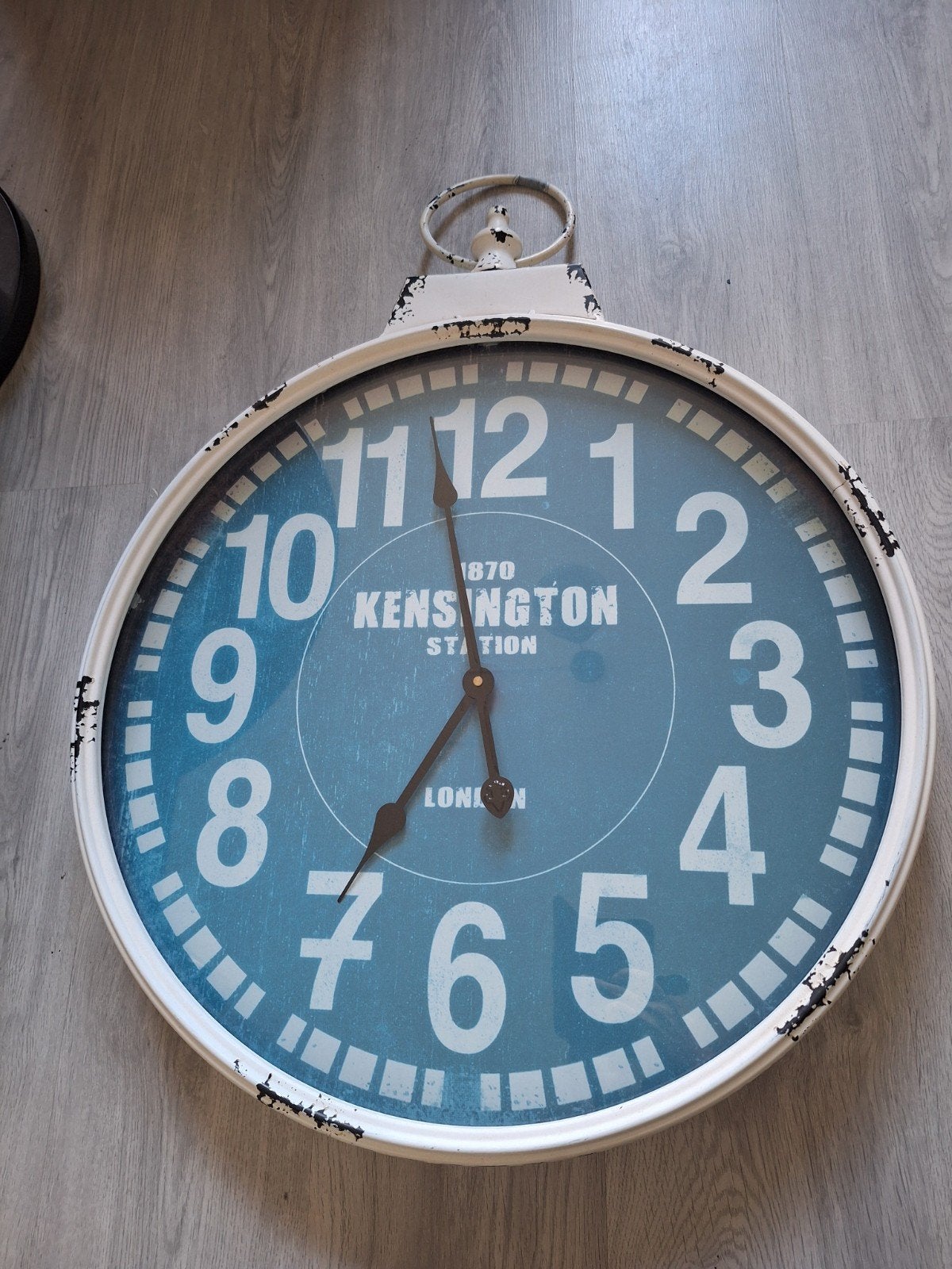 Grote wandklok Kensington Station London, Huis en Inrichting, Woonaccessoires | Klokken, Ophalen of Verzenden, Zo goed als nieuw