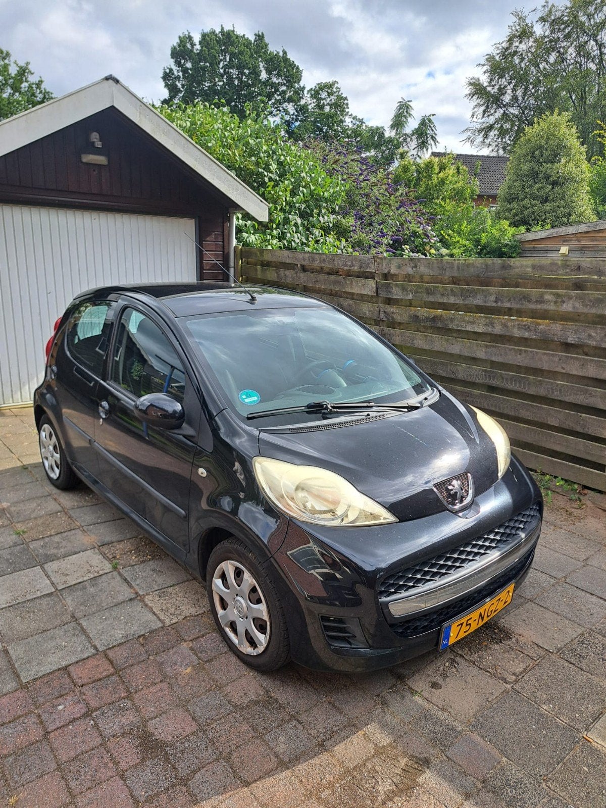 Peugeot 107 1.0 12V 5DR 2010 Zwart, Auto's, Peugeot, Voorwielaandrijving, 4 stoelen, Origineel Nederlands, Handgeschakeld