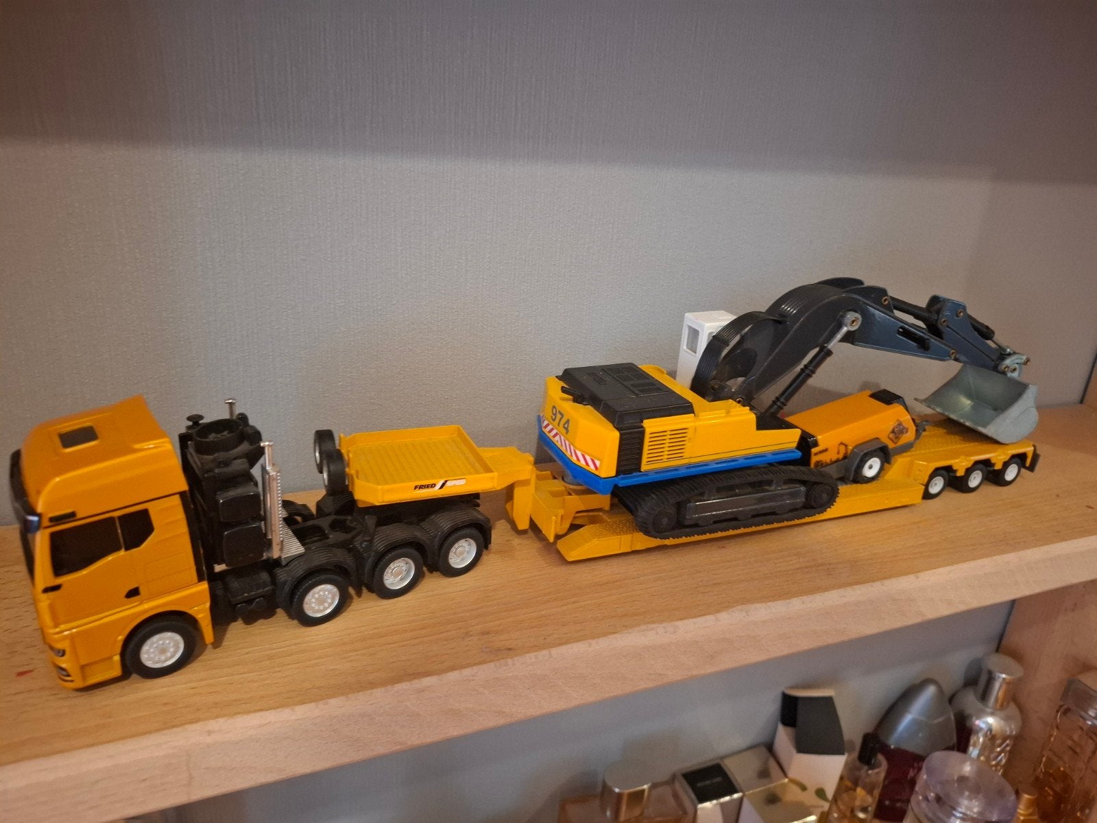 Siku 1:50 MAN Dieplader met Graafmachine en compressor, Ophalen of Verzenden