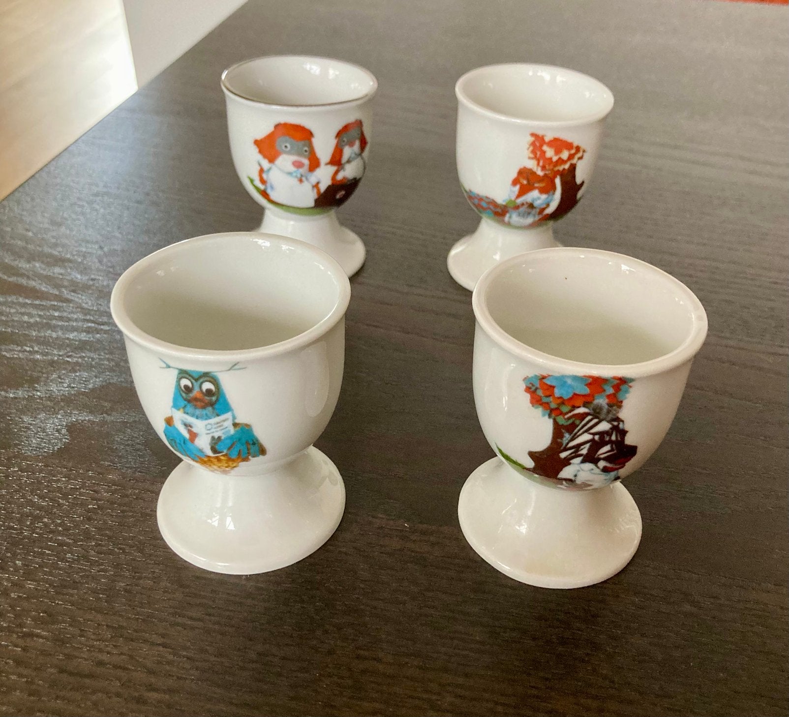 4 vintage 1985 porseleinen eierdopjes Fabeltjeskrant., Ophalen of Verzenden, Gebruikt