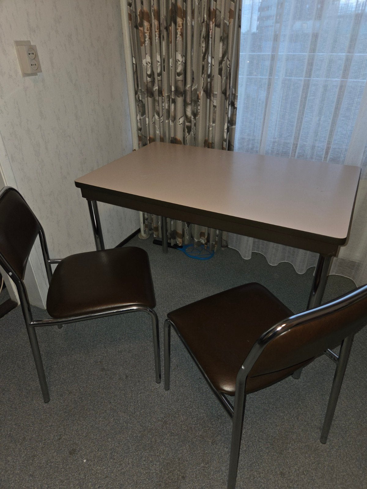 oude tafel ,2 stoelen, Huis en Inrichting, Complete eetkamers, Ophalen, Gebruikt, 4 tot 6 stoelen