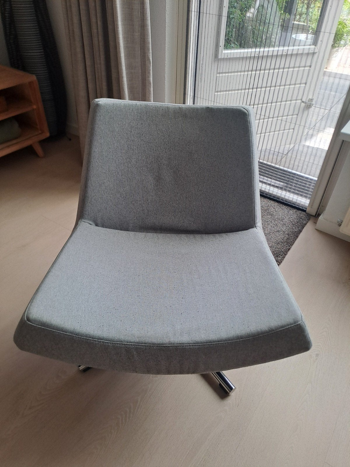 Lichtgrijze draaifauteuil, Ophalen, Minder dan 75 cm, Zo goed als nieuw, Stof