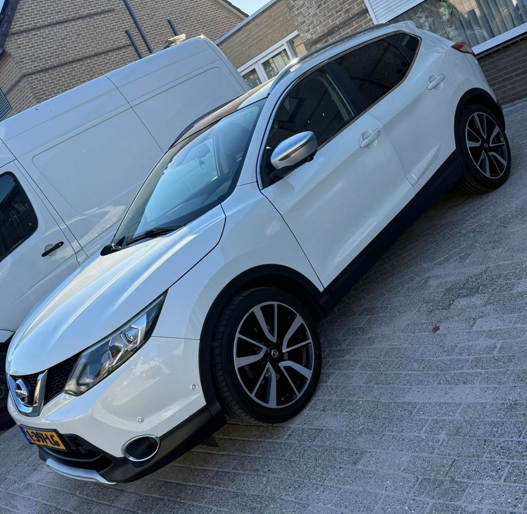 Nissan Qashqai 1.5 dCi Tekna | Pano | Leer | 360 Camera, Voorwielaandrijving, 1800 kg, 1340 kg, 4 cilinders