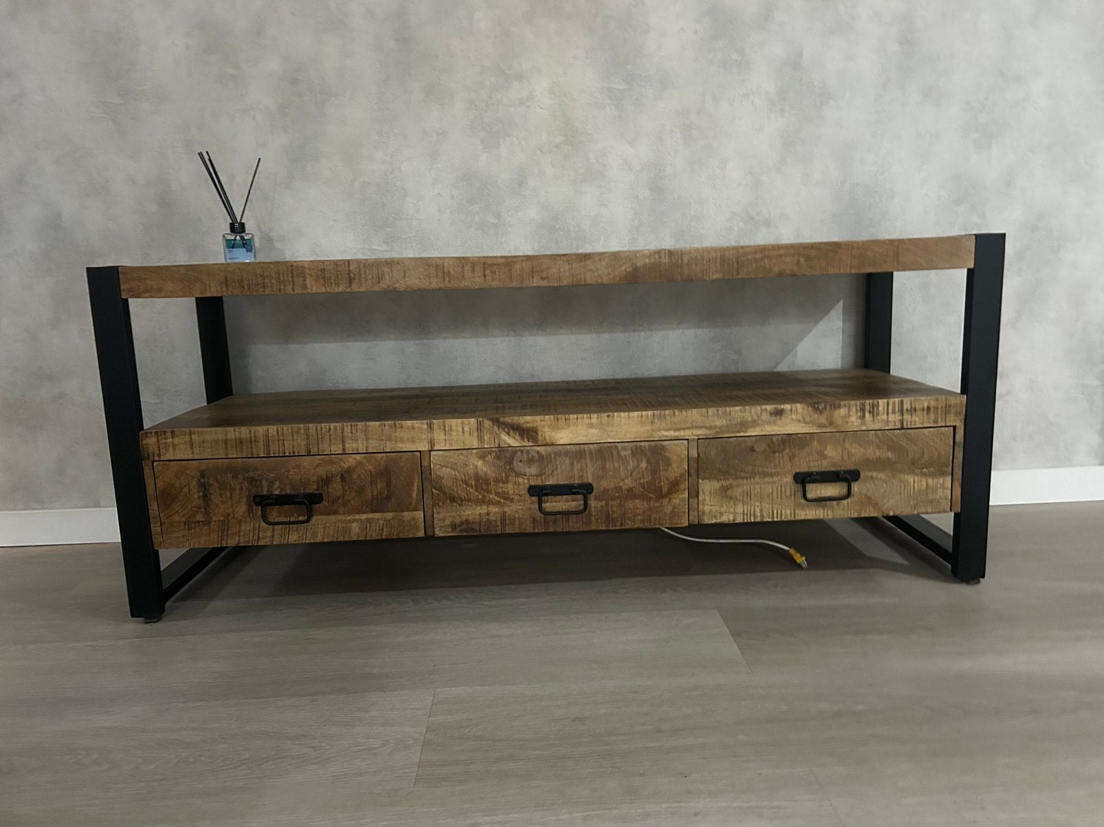 Tv meubel mango hout gereserveerd, Ophalen of Verzenden, Zo goed als nieuw, 25 tot 50 cm