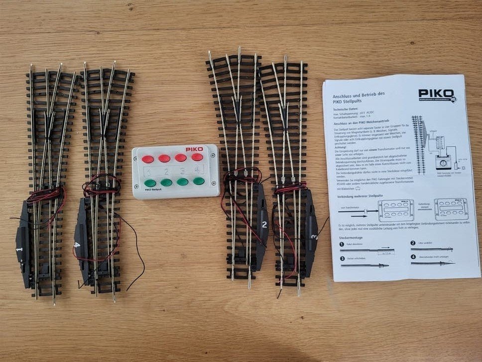 Piko elektrische wissels 2 links en 2 rechts afbuigend, Hobby en Vrije tijd, Modeltreinen | H0, Gebruikt, Gelijkstroom, Rails