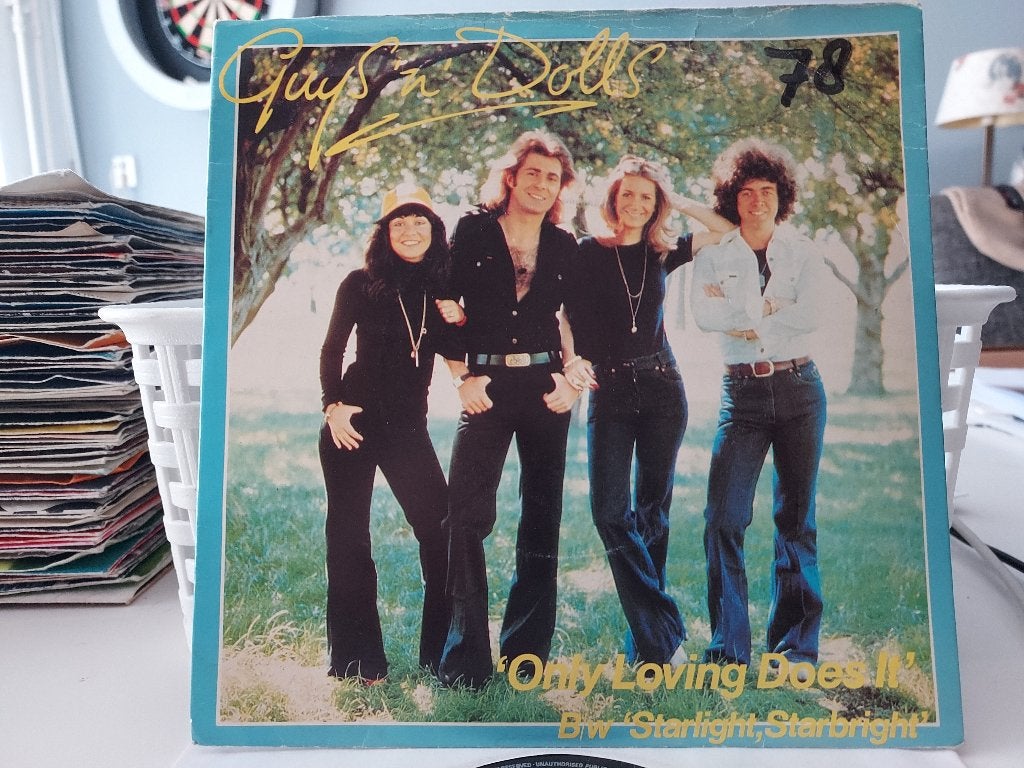 7" Single Guys 'n' Dolls - Only Loving Does It / Starlight,, Gebruikt, 7 inch, Ophalen of Verzenden, Pop