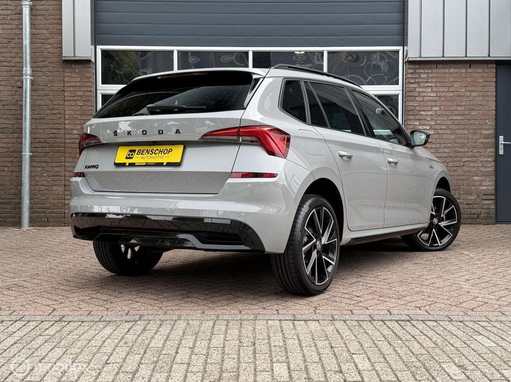 Skoda Kamiq 1.0 TSI Monte Carlo Panodak Navi Carplay LED Cam, Auto's, Skoda, Stof, Zwart, 1156 kg, Bedrijf