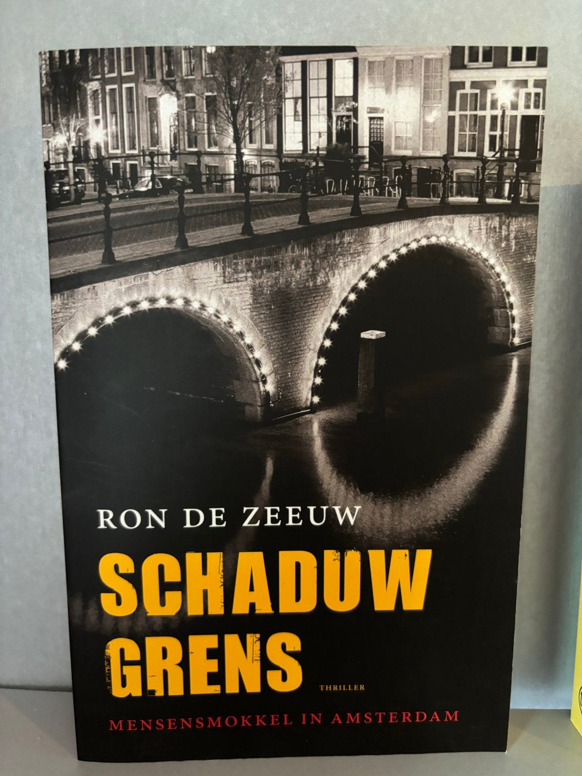 Schaduwgrens - Ron de Zeeuw (Thriller), Ophalen of Verzenden, Gelezen, Nederland