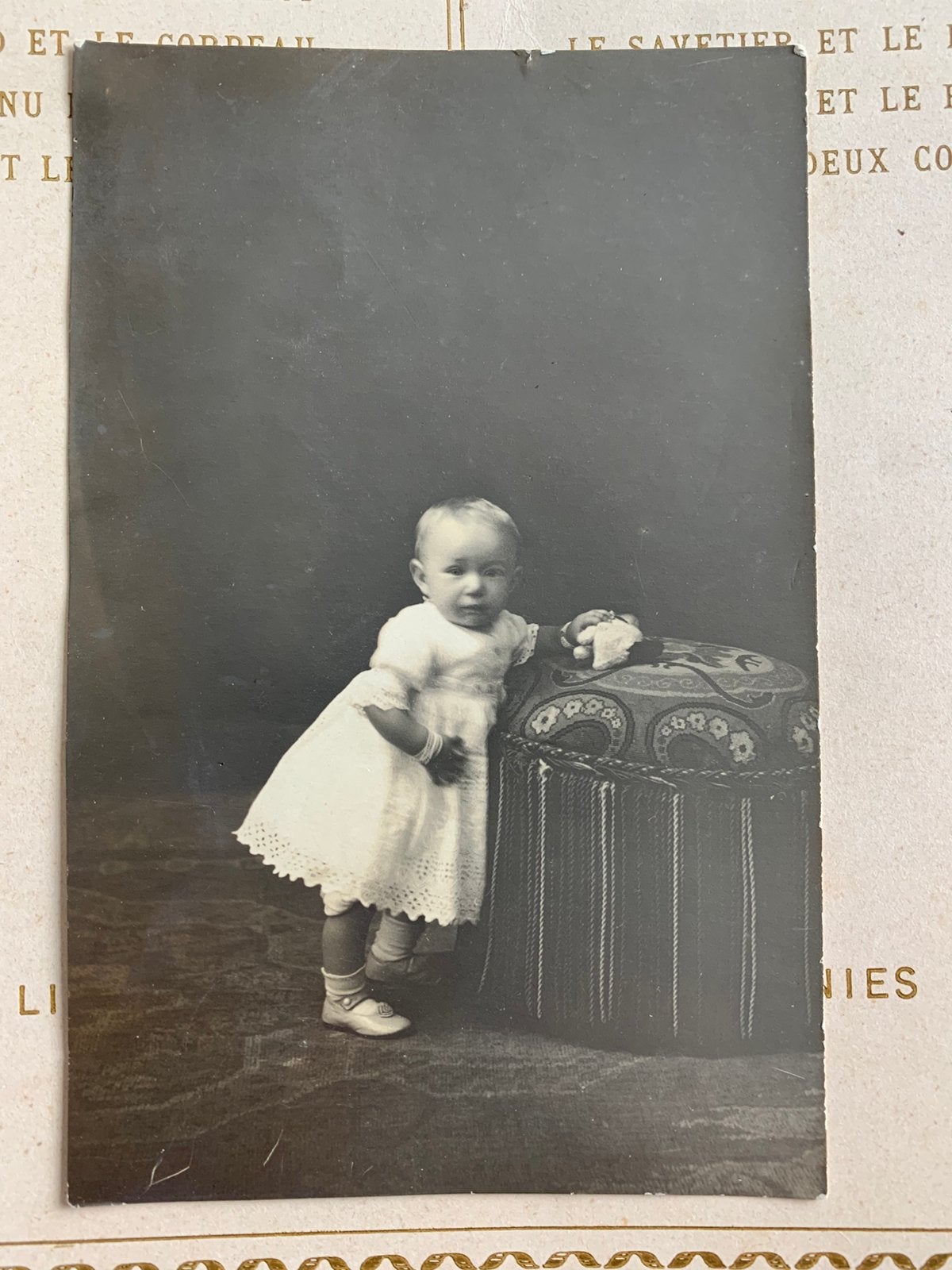Foto - baby, meisje bij poef (NN), Gebruikt, Foto, Ophalen of Verzenden, Voor 1940