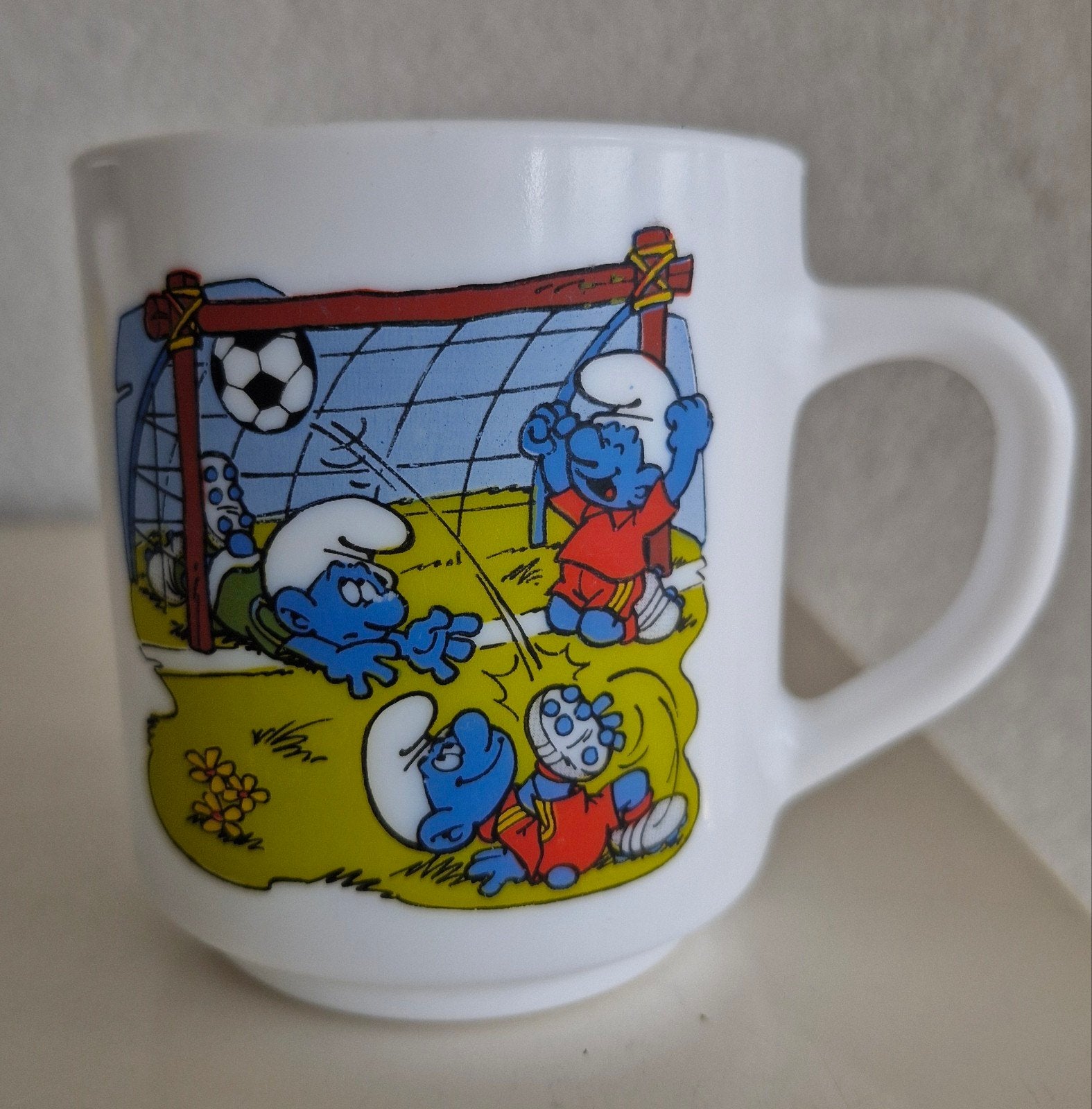 Arcopal Smurfen Voetbal Mok - Vintage 1990 Benedictin, Verzamelen, Ophalen of Verzenden, Gebruikt, Verschillende Smurfen, Gebruiksvoorwerp