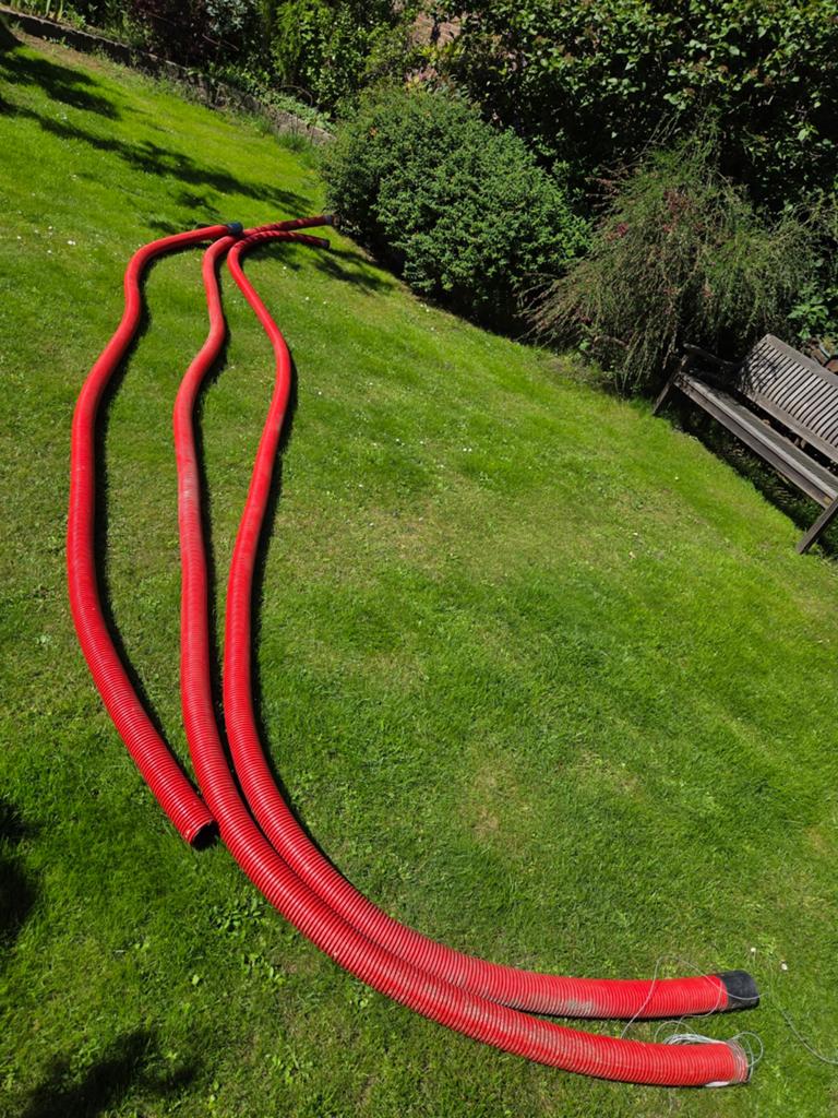 Rode flexibele afvoerbuis voor drainage of kabels, Ophalen, Gebruikt, 6 meter of meer, 60 tot 80 mm