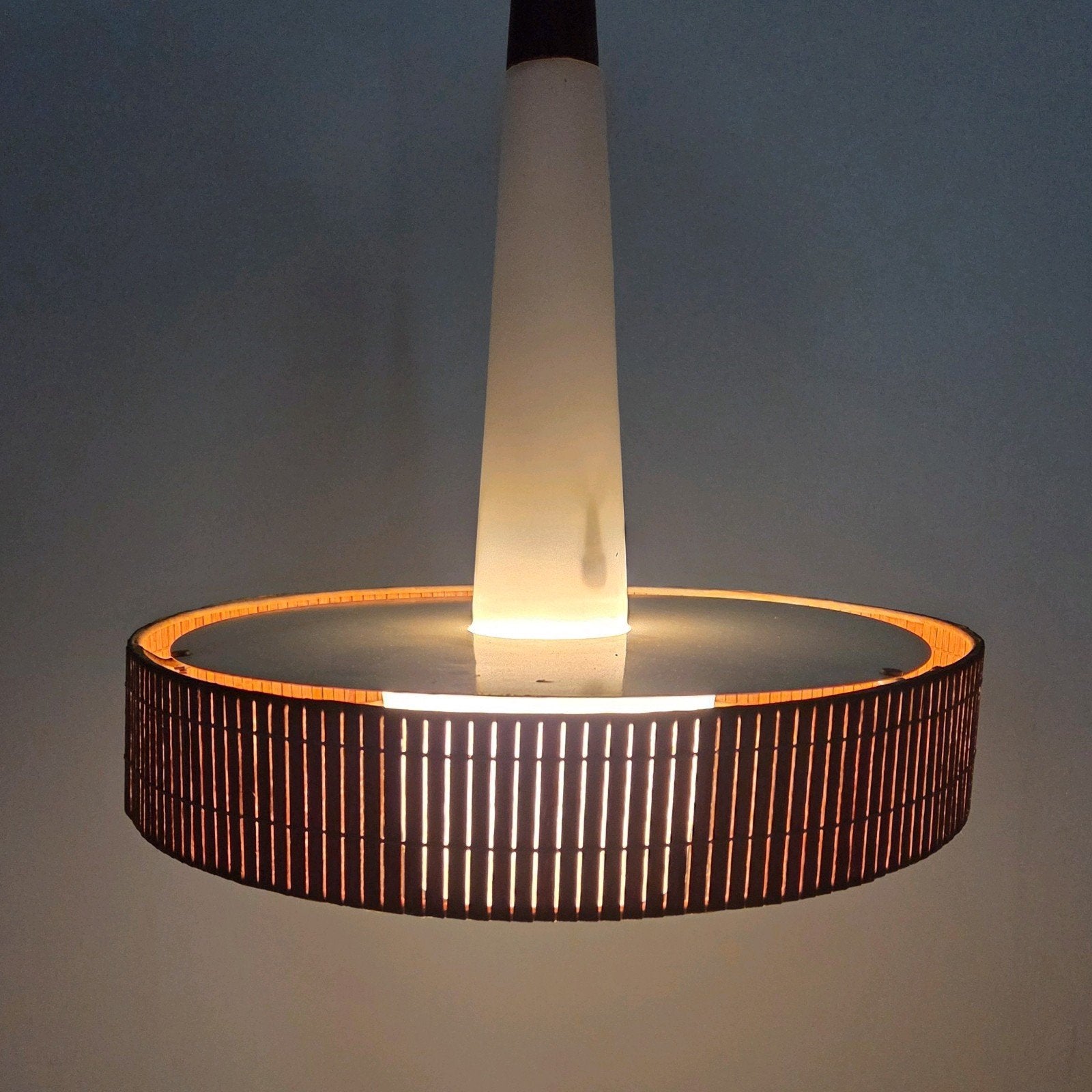 Mid-century jaren '60 Horn Denemarken Deens design lamp teak, Huis en Inrichting, Lampen | Hanglampen, Ophalen