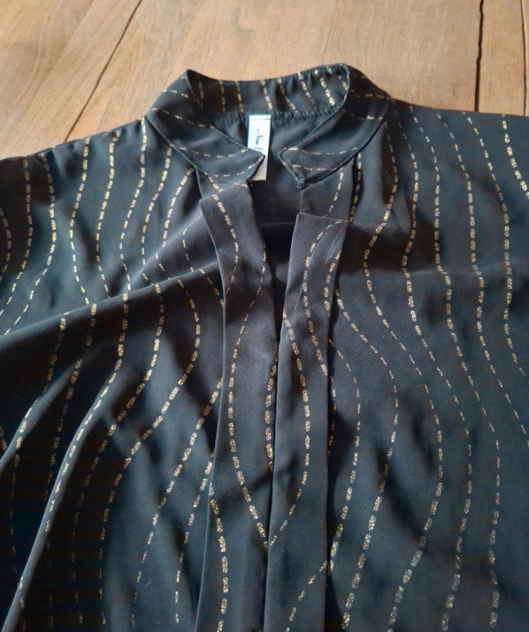 Zwarte blouse met gouden strepen - New Collection, Kleding | Dames, Maat 38/40 (M), Zwart, Ophalen of Verzenden, Zo goed als nieuw