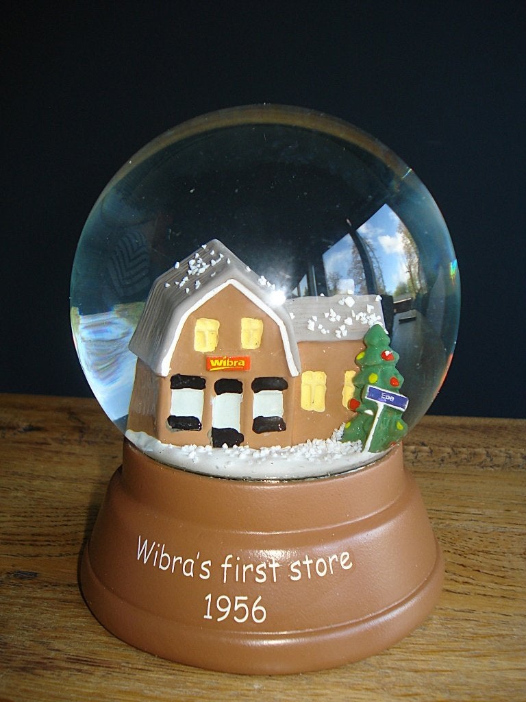 NIEUW: kerst Sneeuwbol 'Wibra's first store 1956', Ophalen of Verzenden, Nieuw