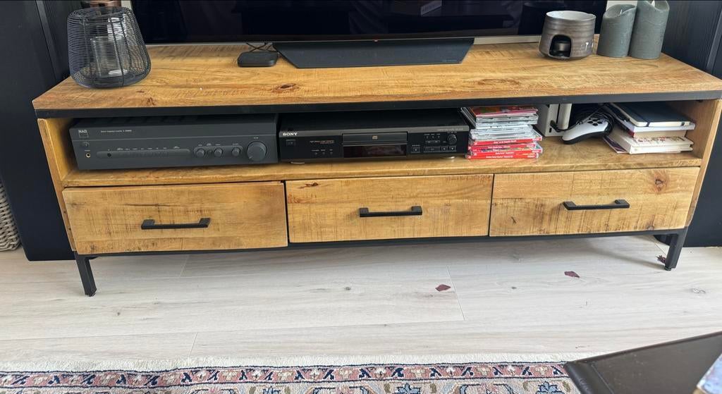 TV Meubel Mango Hout met Zwart Metalen Frame, Ophalen, 100 tot 150 cm, Zo goed als nieuw, Minder dan 100 cm