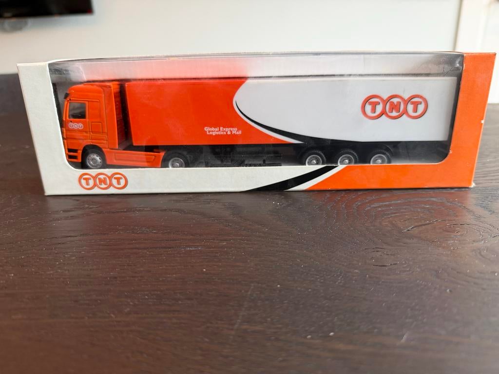 Miniatuur vrachtwagen Mercedes TNT - Nieuw in verpakking, Hobby en Vrije tijd, Modelauto's | Overige schalen, Ophalen, Nieuw, Bus of Vrachtwagen
