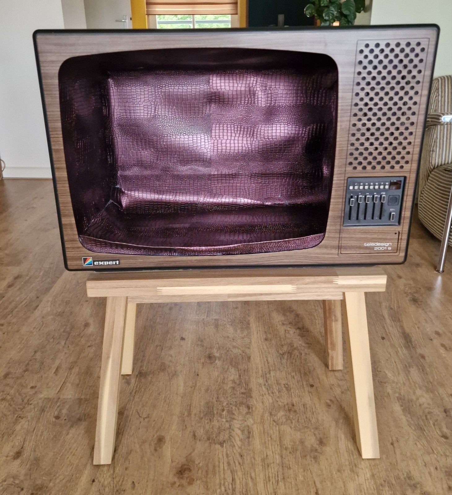Retro oude tv kattenmand, Ophalen