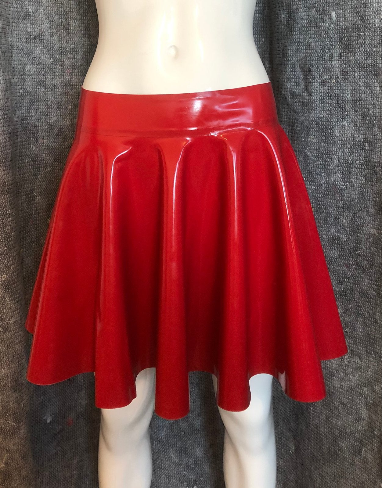 Echt latex rood skater rokje maat L, Kleding | Dames, Rokken, Verzenden, Maat 42/44 (L), Zo goed als nieuw, Boven de knie