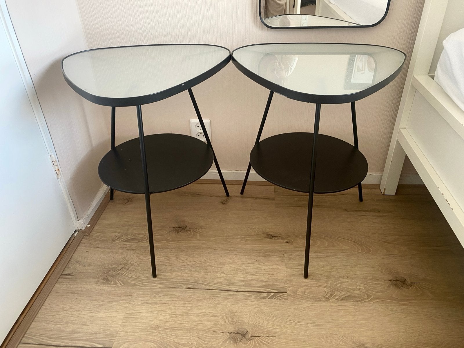 2 Nachtkastjes Zwart Metaal met Melkglas Blad - 48x50x57 cm, Ophalen, Gebruikt, Metaal of Aluminium, 55 tot 70 cm